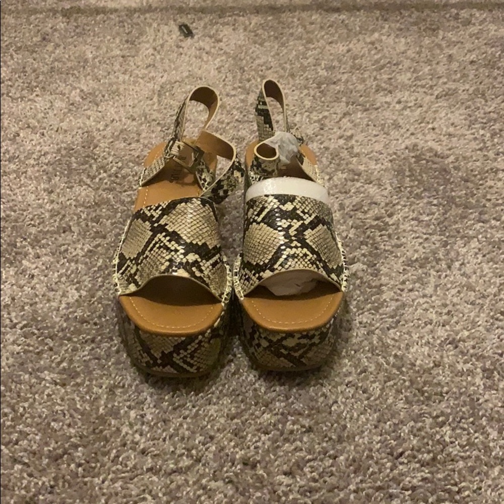 Just Fab snakeskins platform sandals- 7.5